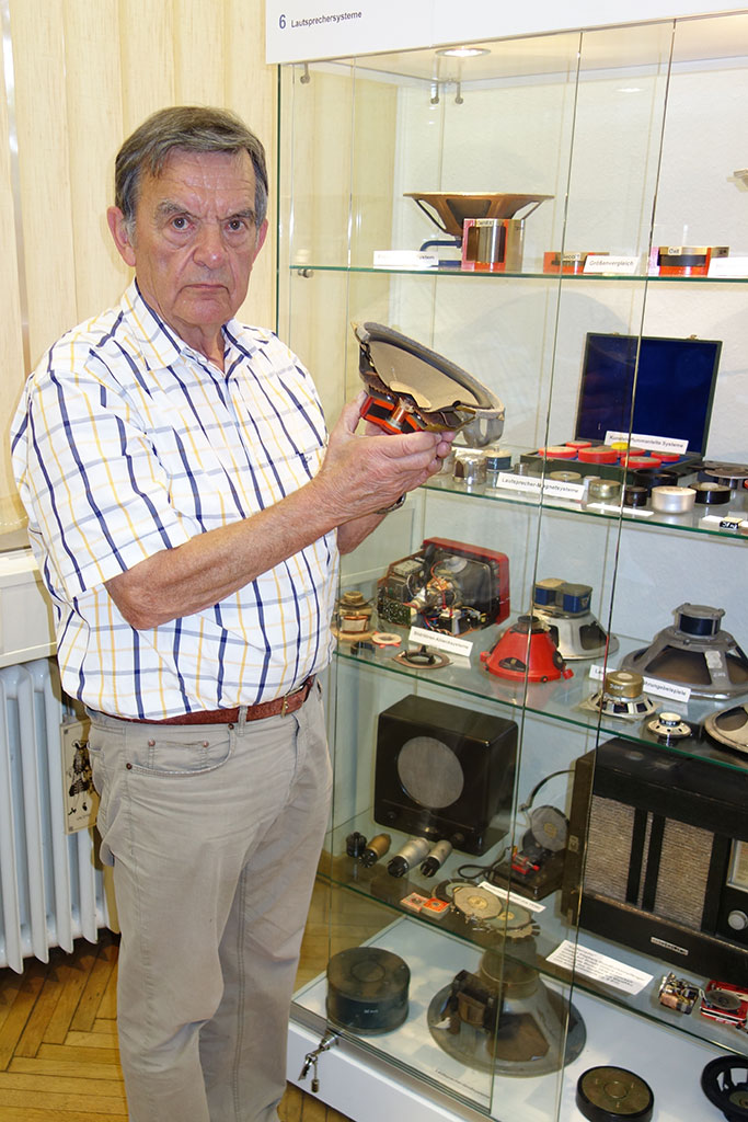 Hans Beuth zeigt einen Lautsprecher aus den 1960er Jahren